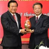 越南隆安省委书记、省人民议会主席范文让向百色市委书记、市人大常委会主任彭晓春赠送纪念品。