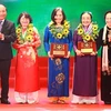 阮金飞凤（右二）荣获2016年柯瓦列夫斯卡娅奖