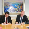 越通社社长阮德利与澳通社首席执行长戴维森签署新闻合作协议（图片来源：越通社）