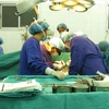 医生们对年纪最小的病人进行心脏移植手术