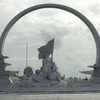 “永存之圆圈”形象的塑像台象征着64名战士为保护确立在鬼鹿角礁上祖国国旗手牵着手排成一个圆形