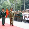 越南国防部部长吴春历大将和古巴命武装力量部部长莱奥波尔多•辛特拉•弗里亚斯上将检阅仪仗队。（图片来源：越通社）