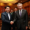 河内市人民委员会主席阮德钟（左）与新加坡总理李显龙​ （右）（图片来源：baomoi.com）
