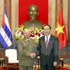 越南国家主席陈大光会见古巴革命武装力量部部长莱奥波尔多•辛特拉•弗里亚斯上将。