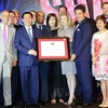 越南美国商会​向王廷惠副总理颁发致力于发展合作纪念章。（图片来源：http://thanhtra.com.vn）
