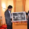 越通社代表已将有关该大楼的40张大幅面黑白和色彩图片交给越南驻法大使阮玉山。