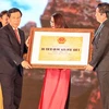 阮玉善部长向宁顺省领导授予证书。（图片来源：宁顺报网）