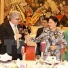 越南国会主席阮氏金银（右）与瑞士联邦院议长伊沃·比绍夫贝尔格（左）。（图片来源：越通社）