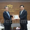 越南驻中国特命全权大使邓明魁向中国河北省赠送纪念品。