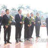 党和国家领导人前往黎笋塑像敬献鲜花。