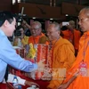 王廷惠向高棉族各神职人员赠送礼物