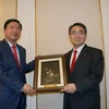 胡志明市市委书记丁罗升（左）向爱知县知事大村秀章赠送礼物