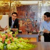 河内市人民委员会主席阮德钟与CNN亚洲区高级营销副总裁Sunita Rajan。