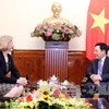 越南政府副总理兼外交部长范平明会见新西兰驻越大使温迪·马修斯。（图片来源：越通社）