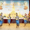 附图：老挝跳南旺舞表演节目（图片来源：越通社）