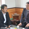 日本驻越南特命全权大使梅田邦夫（右）慰问被杀害的越籍女童黎氏日玲家属