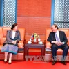 越南政府总理阮春福（右）与老挝国会主席雅陶都