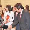国会主席阮氏金银在布拉格会见旅居欧洲越南人协会联合会代表。