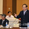 越南信息与传媒部部长张明俊回答国会代表的质询。（图片来源：越通社）