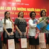 越南作家协会向古巴朋友赠送越南女作家、记者陈梅幸的《1-2-3-4.74战争纪要》一书的最新英语版。