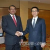 越南政府副总理武德儋（右）会见柬埔寨副首相盖金延（左）。（图片来源：越通社）