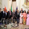 越南驻意大利大使高正善与意大利布雷西亚大学校长莫里齐奥·泰拉同越南各大学生和研究生合影。