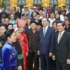 越南国家主席陈大光和北部边境地区少数民族艺人、村寨长老、模范代表合影（图片来源：越通社）