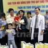 国家副主席邓氏玉盛看望慰问贫困唇腭裂儿童患者。