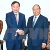 越南政府总理阮春福（右）会见韩国现代汽车集团总裁S.K.Han（左）。（图片来源：越通社）