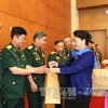 阮氏金银向越南人民军第二军团老战士赠送礼物。
