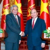 越南政府总理阮春福（右）与斯里兰卡总理拉尼尔•维克勒马辛哈（左）。（图片来源：越通社）