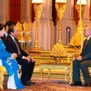 阮春福总理与夫人会见柬埔寨国王诺罗敦·西哈莫尼。（图片来源：越通社）