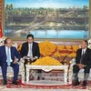 越南政府总理阮春福会见柬埔寨国会主席韩桑林。（图片来源：越通社）