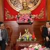 前江省人民委员会主席黎文享（右)会见日本驻胡志明市总领事川上纯一（左）。（图片来源：越通社）