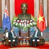 越南国家主席陈大光（右）与新西兰外交部长默里・麦卡利​（左）。