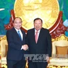 阮春福总理礼节性拜会老挝人民革命党中央总书记、国家主席本扬。（图片来源：越通社）