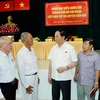 越南国家主席陈大光与芹椰县选民接触。