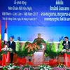 阮春福与老挝总理通伦正式启动2017年越老两国友好团结年。（图片来源：越通社）