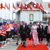 阮春福总理与夫人离开万象瓦岱国际机场，启程回国，圆满结束对老挝进行的正式访问。（图片来源：越通社）