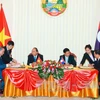 阮春福与老挝总理通伦出席两国系列合作文件的签署仪式。(图片来源：越通社）