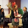 越南信息传媒部部长张明俊向脸谱高级代表赠送礼物。
