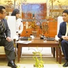 河内市委副书记、市人委会主席阮德钟（右）与日本西条市市长玉井年寿。