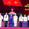 阮氏金银向芹苴市30年以上党龄的老党员​授予纪念章。