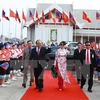越南政府总理阮春福与夫人在老挝国际机场（图片来源：越通社）
