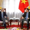 越南外交部副部长裴青山（右）会见法国外交与国际发展步亚澳司司长埃马纽埃尔·莱奈恩（左）。（图片来源：越通社）