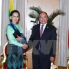 越南政府总理阮春福（右）会见缅甸国家顾问兼外交部长、缅甸代表团团长昂山素季（左）。（图片来源：越通社）