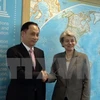 联合国教科文组织总干事伊琳娜 ·博科娃（右）会见越南联合国教科文组织国家委员会主任黎淮忠（左）。（图片来源：越通社）