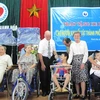 向残疾人赠送轮椅