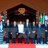 阮春福与出席第30届东盟峰会各国代表团团长合影。