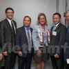 越南驻美国大使范光荣（左一）与美国参议员安·瓦格纳和华金·卡斯特罗​ 。